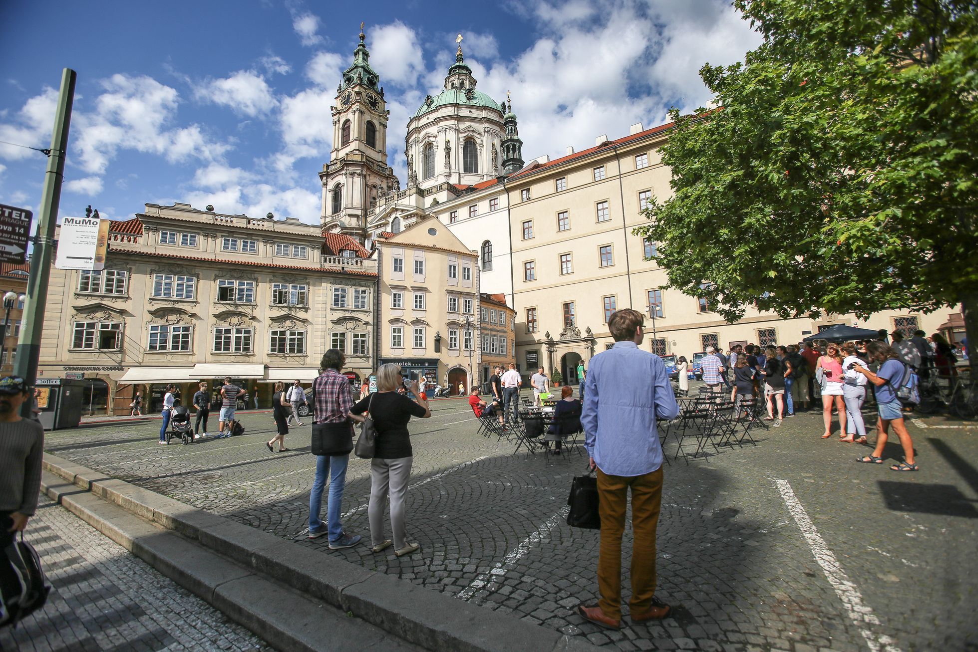 Malostranské náměstí v Praze před a po zrušení parkoviště