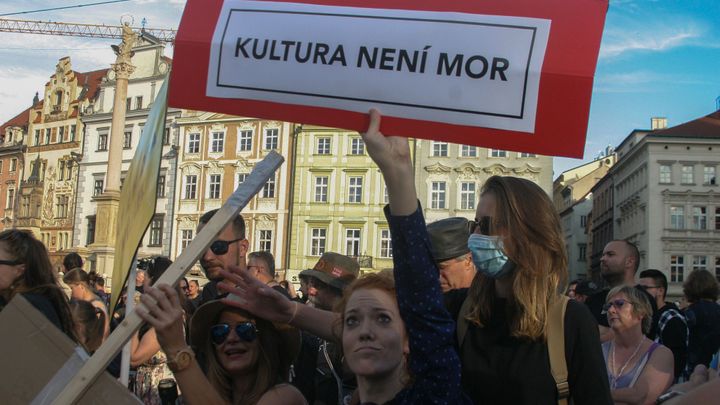 Podpořte nás, nebo hudební průmysl dohraje. V Praze lidé demonstrovali za živou hudbu