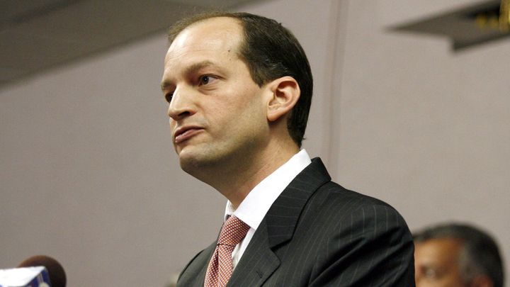 Americký ministr práce Acosta odstoupil, dohnala ho kauza magnáta Epsteina