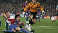 Deco z Barcelony (v červenomodrém) dává gól do sítě liverpoolského Pepe Reiny (vpravo) Nezabránil mu v tom ani bránící Jamie Carragher (vlevo).