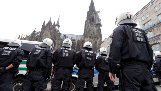 Policejní hlídky v Kolíně nad Rýnem.