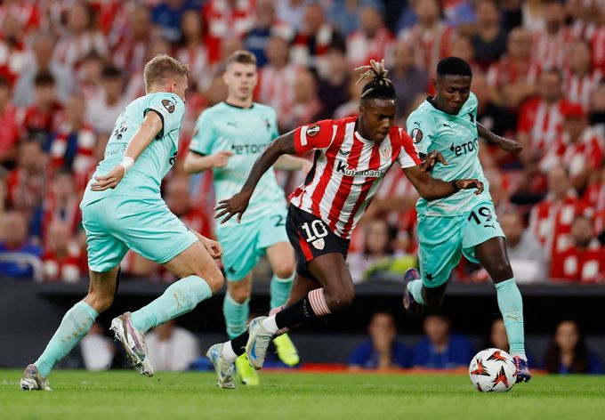 Nico Williams uniká Davidu Zimovi a Oscarovi v utkání Bilbao - Slavia.