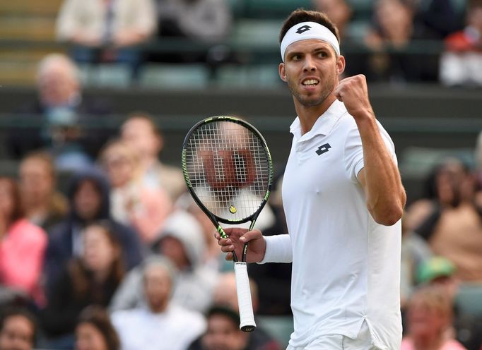 Jiří Veselý se raduje z vítězství nad Dominicem Thiemem ve druhém kole Wimbledonu 2016