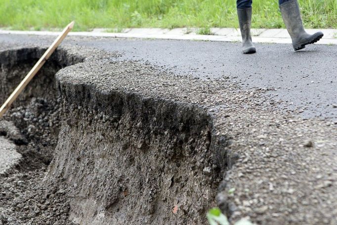 Rychlost sesuvu se v posledních hodinách zpomalila. "Od včerejšího večera do přibližně desáté hodiny dopoledne stráň poklesla pouze o 12 cm. Před tím jsme zaznamenávali až 4cm za hodinu," říká starosta. Na místě je geolog, který řeší situaci. Podle starosty je potřeba především vymyslet plán do budoucna, tedy jak sesuv zcela zastavit.