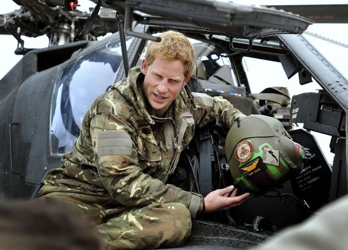 Britain's Prince Harry speaks during an interview with media at Camp Bastion, southern Afghanistan in this photograph taken December 12, 2012, and released January 21, 2013. The Prince, who is serving as a pilot/gunner with 662 Squadron Army Air Corps, is on a posting to Afghanistan that runs from September 2012 to January 2013. Photograph taken December 12, 2012. REUTERS/John Stillwell/Pool (AFGHANISTAN - Tags: MILITARY POLITICS SOCIETY MEDIA ROYALS CONFLICT) Published: Led. 21, 2013, 7:40 odp.