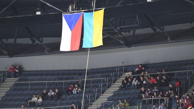 Česká a ukrajinská vlajka v pražské O2 areně.