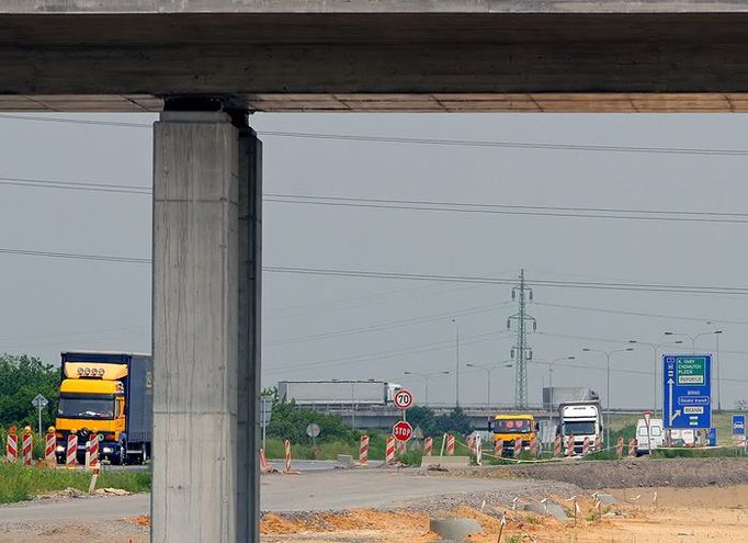 Zde se celá stavba napojí na stávající přetíženou rychlostní silnici k Třebonicím (dále např. Plzeň, letiště, apod.).