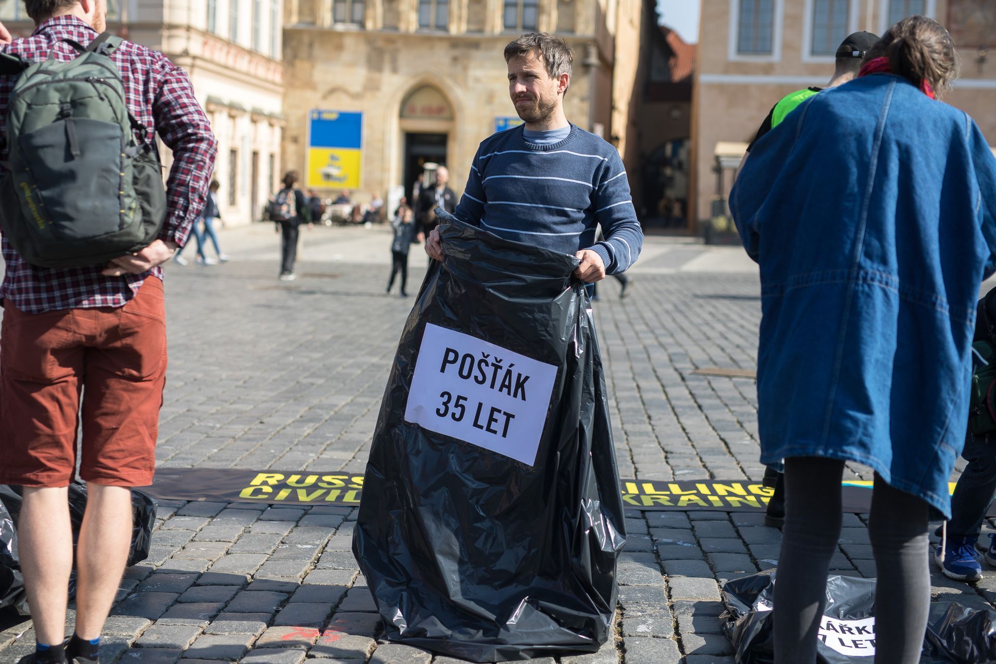 Oběti války na Ukrajině, měsíc od začátku, Staroměstské náměstí, happening Amnesty International