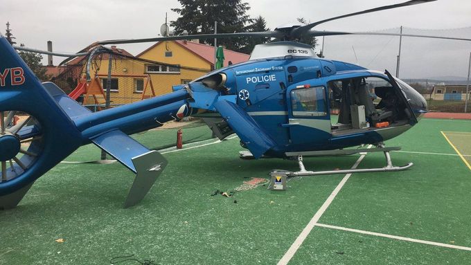 Pilot zavadil vrtulí o kovovou konstrukci na fotbalovém hřišti, kde přistával, a havaroval.