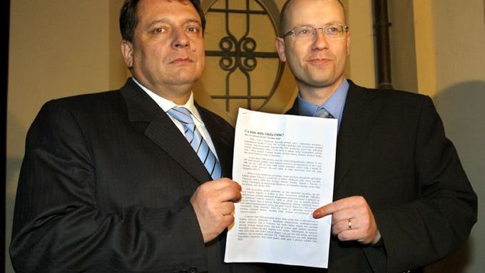 Premiér Jiří Paroubek s ministrem financí Bohuslavem Sobotkou ukazují "svůj" inzerát.
