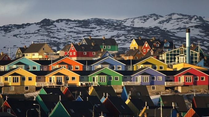 Domy v Ilulissatu na západě Grónska jsou natřeny pestrými barvami, zatímco v okolní přírodě převládá barva bílá.