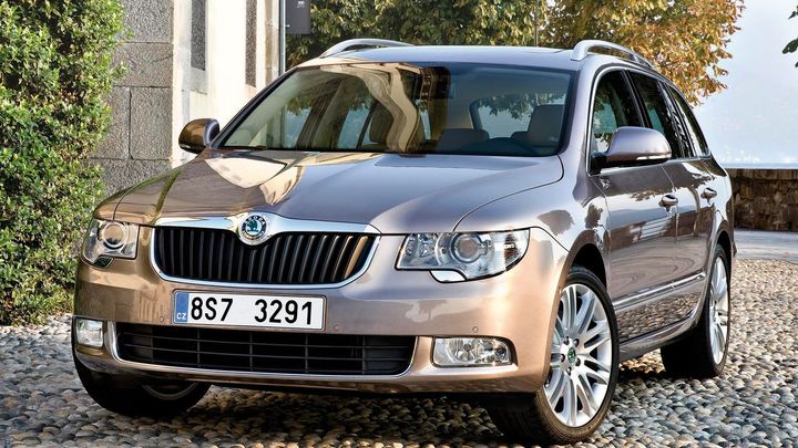 Limuzína je papalášství, jezděte MHD, nabádá pražská radnice. Zbaví se dvou Superbů; Zdroj foto: Škoda Auto