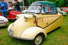 Messerschmitt KR 200 měl odklápěcí vršek kabiny do strany jako stíhačka. Vpředu seděl jen řidič, za ním bylo místo pro dva útlé cestující