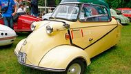 Messerschmitt KR 200 měl odklápěcí vršek kabiny do strany jako stíhačka. Vpředu seděl jen řidič, za ním bylo místo pro dva útlé cestující