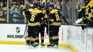 David Pastrňák slaví se spoluhráči gól v zápase Bostonu s Columbusem