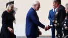 Britský král Karel a královna Camilla na nádvoří San Damaso v rámci své první státní návštěvy Svatého stolce od zvolení papeže Lva XIV., Vatikán, 23. října 2025.