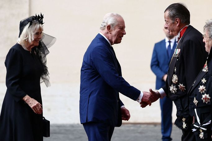 Britský král Karel a královna Camilla na nádvoří San Damaso v rámci své první státní návštěvy Svatého stolce od zvolení papeže Lva XIV., Vatikán, 23. října 2025.