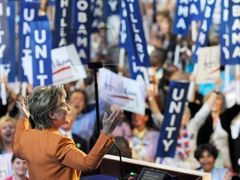 Hillary Clintonová hovoří k delegátům demokratického sjezdu v Denveru. Ti před jejím projevem dostali do rukou transparenty s nápisem "Jednota". Během vystoupení Clintonové jimi usilovně mávali. Podle průzkumů se však více než čtvrtina stoupenců Clintonové chystá volit republikána McCaina.