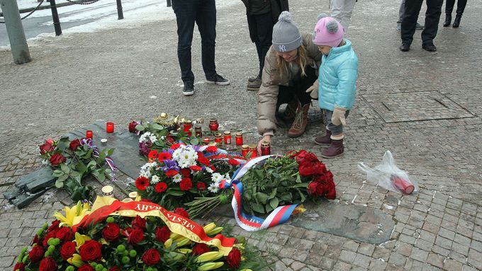 Foto: Praha si připomíná Palachovo upálení. Srp s kladivem letěly do koše na druhý pokus