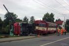 V Opavě se srazil vlak a nákladní vůz, sedm zraněných