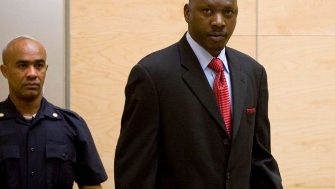 Thomas Lubanga přichází do soudní síně. Historicky první proces Mezinárodního trestního soudu v Haagu začíná