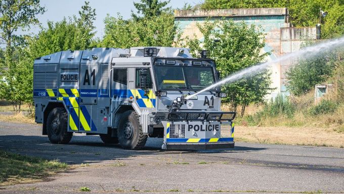 Nový policejní vodní stříkač na podvozku Tatra 815-7.