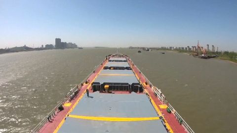 Unikátní čínská loď, která převeze tisíce tun nákladu z řeky do moře a vejde se pod most