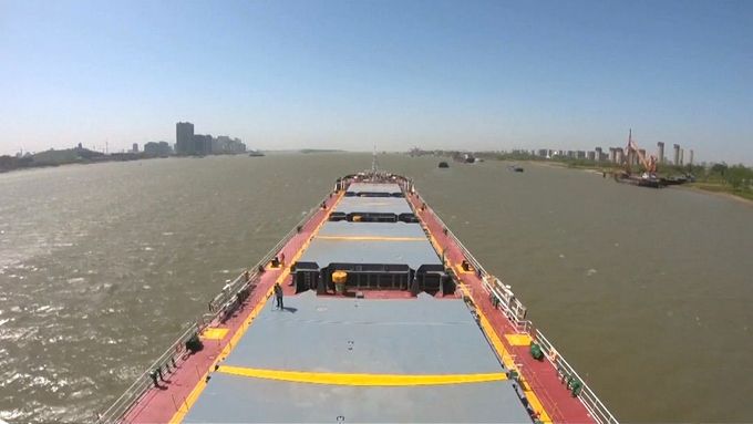 Unikátní čínská loď, která bez překládky převezla tisíce tun nákladu z řeky do moře.