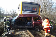 Na Chrudimsku se srazil vlak s autem, zemřeli tři lidé