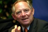Wolfgang Schäuble (67) - ministr financí
Zkušený harcovník německé politiky. V letech 1989 až 1991 spolkový ministr vnitra, kterým je od roku 2005 i v dosluhující vládě Merkelové. Ochránci soukromí jej považují za německého "velkého bratra," protože jako ministr vnitra prosazoval kontroverzní legislativu, která umožní centrálnímu Spolkovému kriminálnímu úřadu (BKA) preventivně sledovat osoby podezřelé z napojení na mezinárodní teroristické sítě.