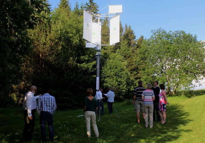 Malé větrné elektrárny mohou vhodně doplnit ty fotovoltaické. Tato se navíc vyrábí v Česku a k instalaci nepotřebuje žádný beton. Jednoduše se zašroubuje do země.