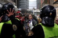 V Mexiku je zavražděno deset žen denně, hrůzná bilance vyvolala protesty. Hořela auta