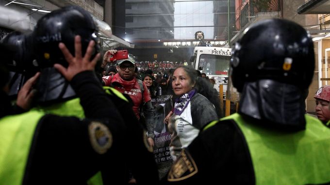 Protestující proti vraždám žen v hlavním městě Mexika musela uklidňovat policie.