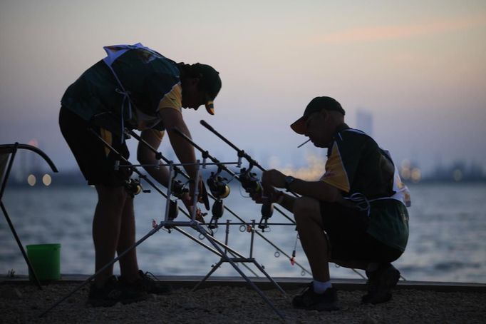 Jan Tolmay and Wessel Fouche (R) of South Africa check their rods during the 14th Carpfishing World Championship in Corbu village, 310 km (192 miles) east of Bucharest, September 28, 2012. REUTERS/Radu Sigheti (ROMANIA - Tags: SPORT SOCIETY) Published: Zář. 28, 2012, 8:05 odp.