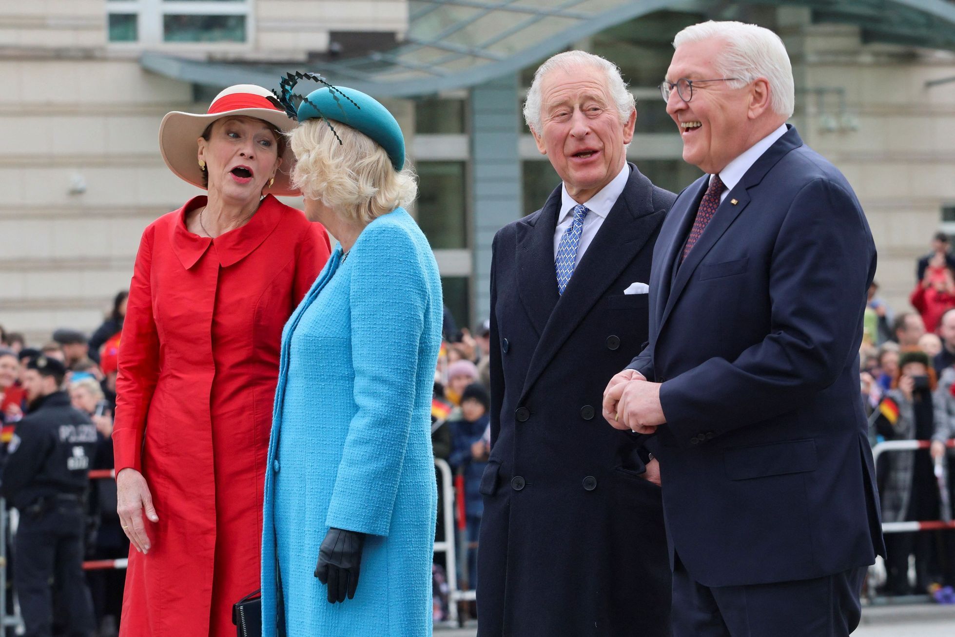 Elke Buedenbenderová, Camilla, Karel III. a Frank-Walter Steinmeier.