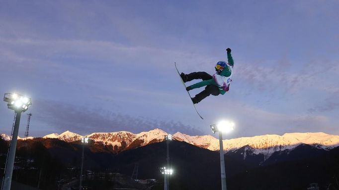 Dimi de Jong of the Netherlands jumps to take the seventh place in the snowboard half-pipe final at the "Extreme-Park" of Rosa Khutor, a venue for the Sochi 2014 Winter Olympics near Sochi February 14, 2013. The Sochi 2014 Winter Olympics opens on February 7, 2014. REUTERS/Kai Pfaffenbach (RUSSIA - Tags: SPORT OLYMPICS SNOWBOARDING) Published: Úno. 14, 2013, 6:50 odp.