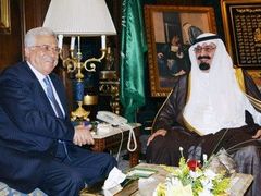 Saudský král Abdalláh a palestinský prezident Mahmúd Abbás. Toho čeká v brzké době ještě jeden summit. Izraelský premiér Ehud Olmert oznámil, že se společně s šéfkou americké diplomacie Condoleezzou Riceovou potkají 19. února.