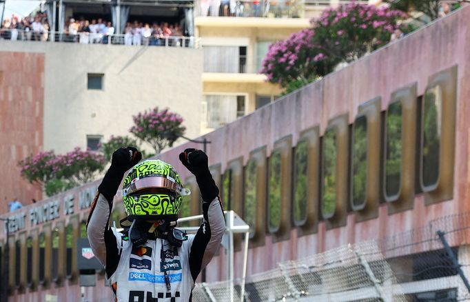 Lando Norris z McLarenu slaví triumf ve VC Monaka F1 2025