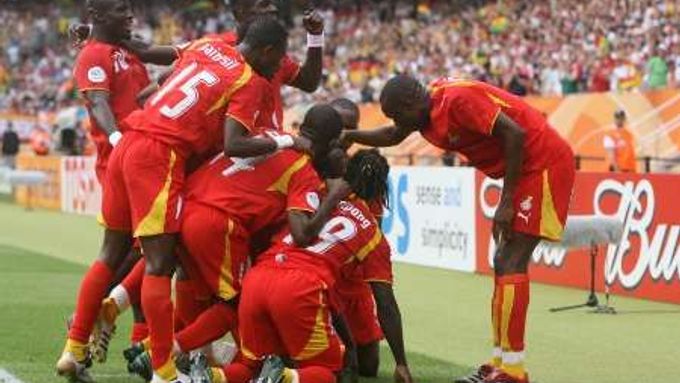Fotbalisté Ghany se radují z gólu v síti USA.