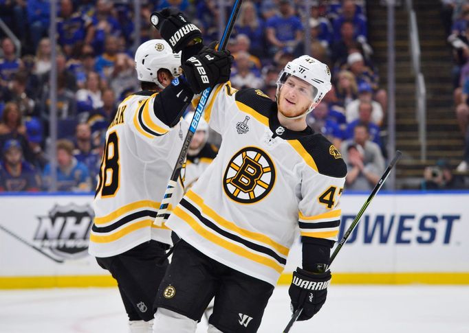 Torey Krug slaví branku ve třetím finále NHL 2019