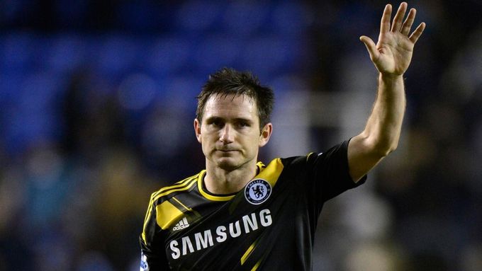 Zdrcený kapitán Fank Lampard zdraví po zápase v Readingu fanoušky Chelsea. Když dal v 66. minutě gól na 2:0, tvářil se úplně jinak.