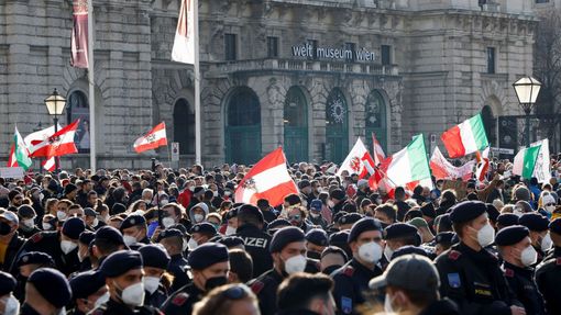 Ve Vídni se protestuje, lidem se nelíbí nová protikoronavirová opatření zavedená vládou.