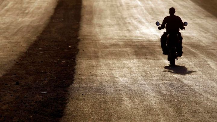 Motorkář jel několik kilometrů v protisměru na D2. Vracel se pro ztracené doklady
