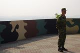 Na hranici: Za zády vojáka se v mlžném oparu skrývá Severní Korea.