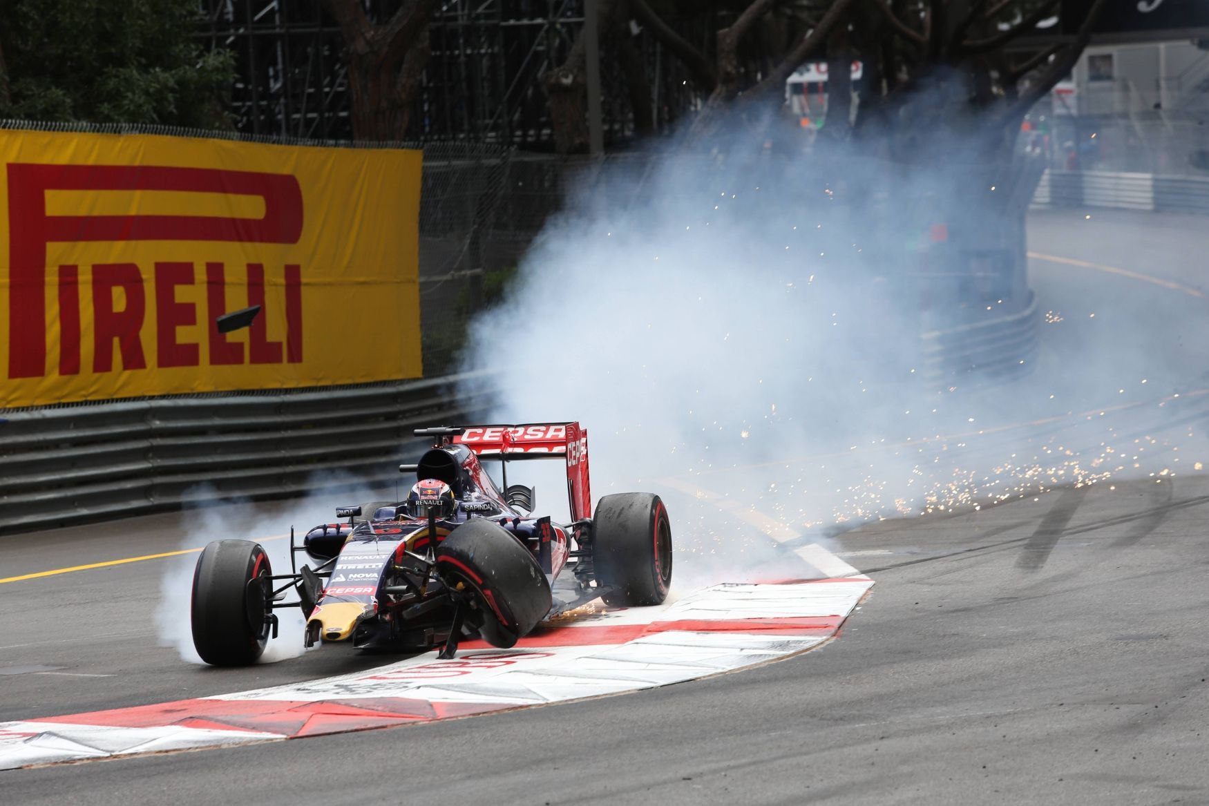 F1, VC Monaka 2015: Max Verstappen (Toro Rosso), nehoda