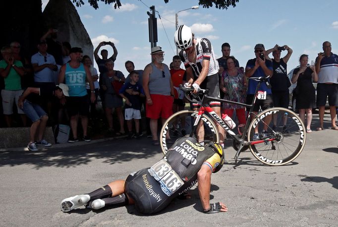 Dylan Groenewegen padá v 9. etapě na Tour de France 2018