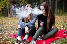 Znechutit vapování. Válek zakáže u e-cigaret příchuť cukrové vaty, povolí jahodu