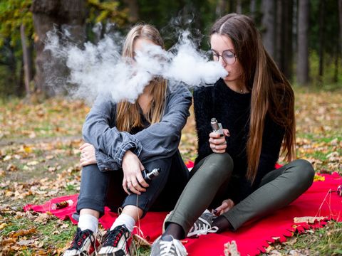 Znechutit vapování. Válek zakáže u e-cigaret příchuť cukrové vaty, povolí jahodu
