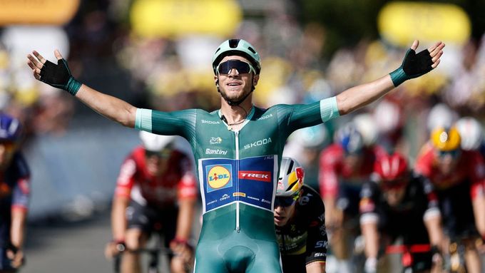 Jonathan Milan slaví triumf v osmé etapě Tour de France 2025.