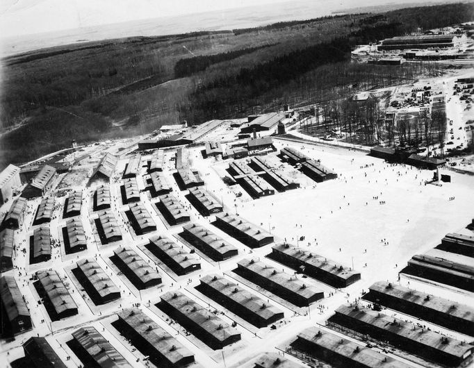 Fotografie z období osvobození koncentračního tábora Buchenvald. Duben 1945.